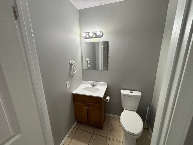 Building Photo - Come take a look at this 3-bedroom 1.5-bat...