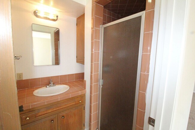 Building Photo - 3 Bedroom + 3 Bathroom Unit | Oxnard Shores | Unfurnished