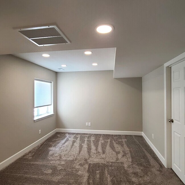Building Photo - 6316 Riverdale Dr