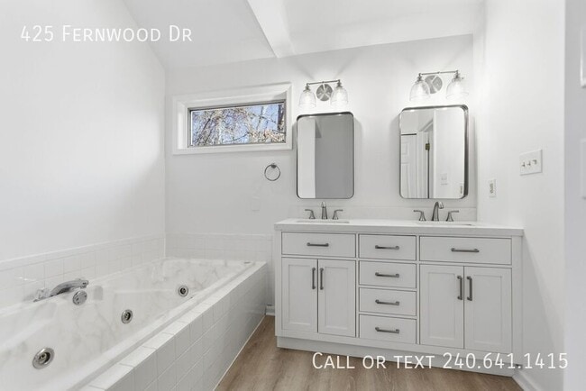 Building Photo - 425 Fernwood Dr