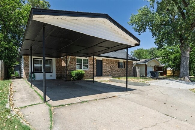 Building Photo - 122 NE Angus St