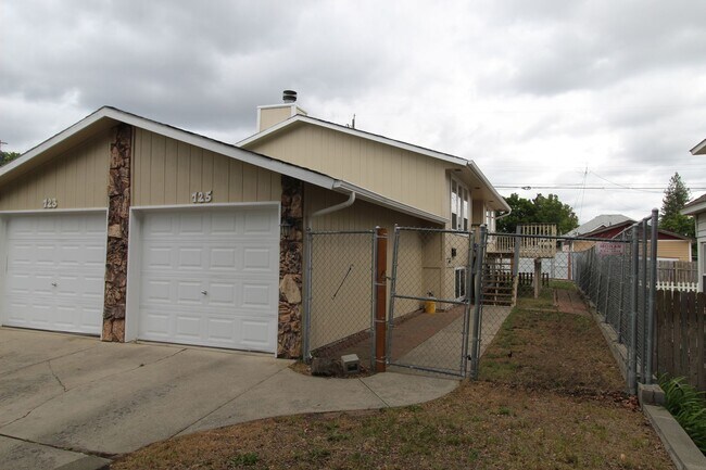 Building Photo - 723 E Broad Ave