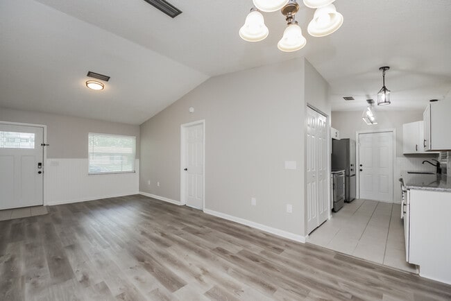 Building Photo - 204 Lily Pad Ln