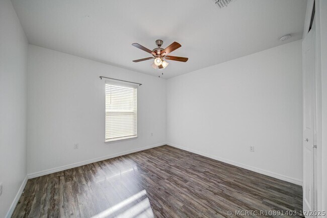 Building Photo - 4631 SW Athena Dr