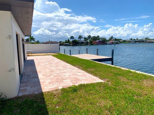 Building Photo - 560 Paula Ave