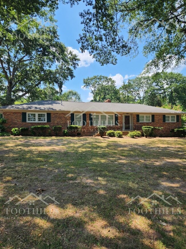 Building Photo - 3-Bedroom Home with Fresh Updates and Fenc...