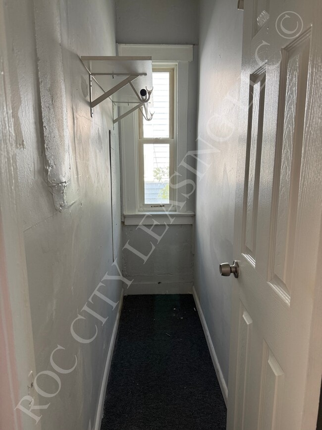 Building Photo - 40 Moulson St