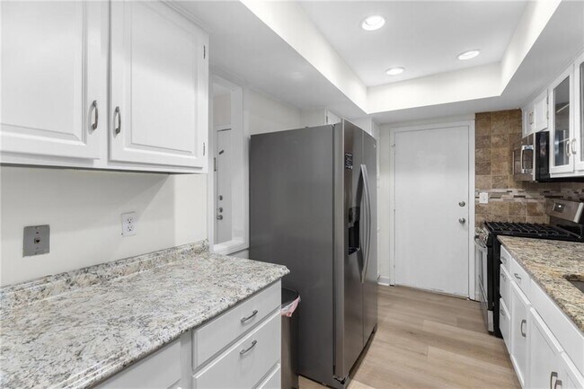 Building Photo - 6851 Roswell Rd