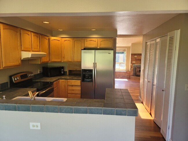 Building Photo - Kent 4 bedroom plus Den and 3 bathrooms & ...