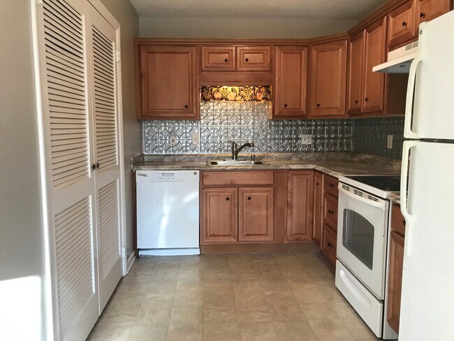 Kitchen - 723 Mercer Dr