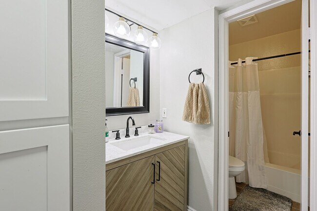 Building Photo - 2 Bed / 2 Bath Condo for Rent – Mission Valley