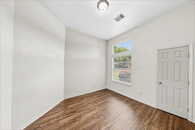 Building Photo - 327 Leisure Ln