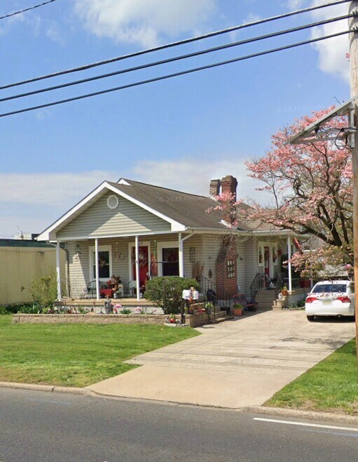 Building Photo - 1517 River Rd