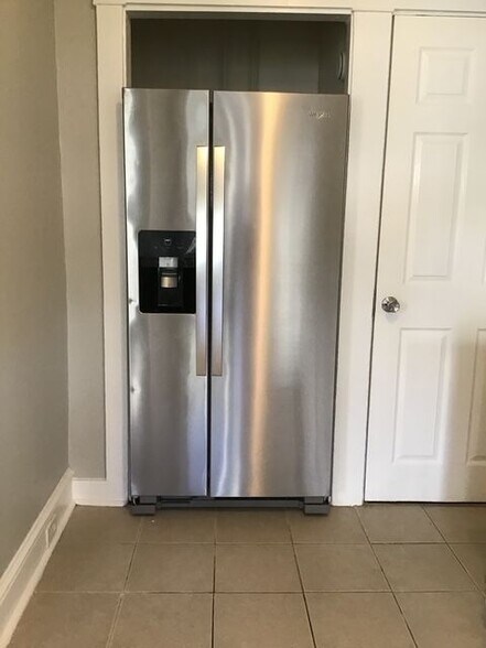 Building Photo - 650 N Mary St