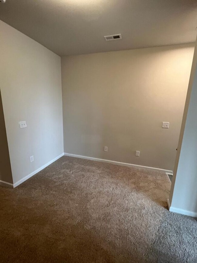 Building Photo - Townhome with 3BR/2.5BA Garage Located in ...