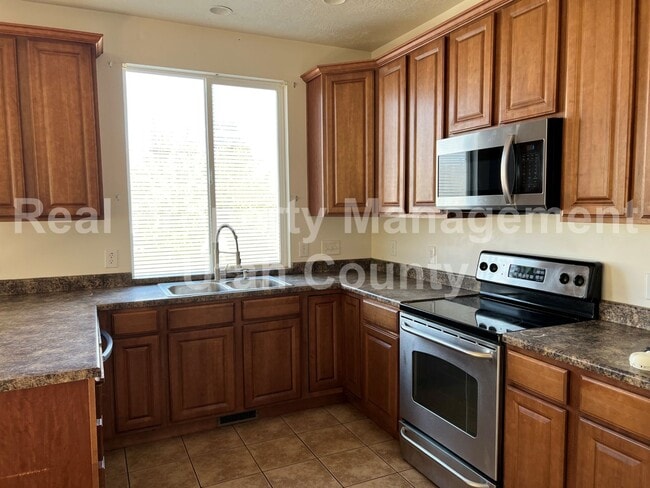 Building Photo - New Lower Price. South Jordan Home