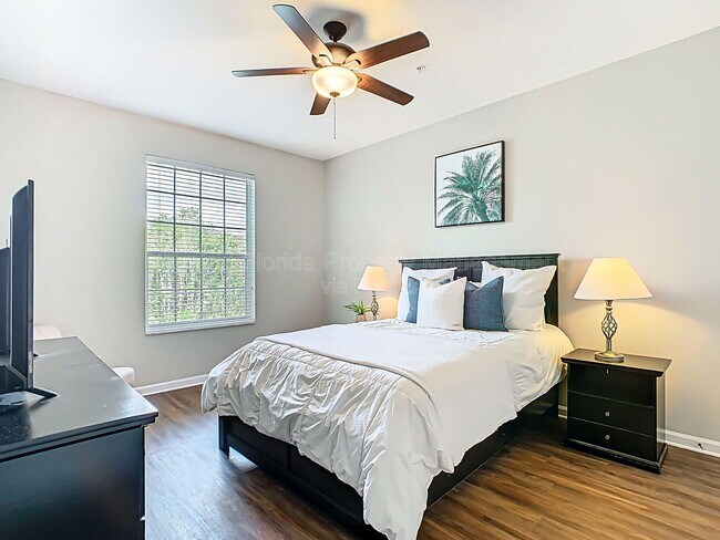 Building Photo - 2300 Silver Palm Dr