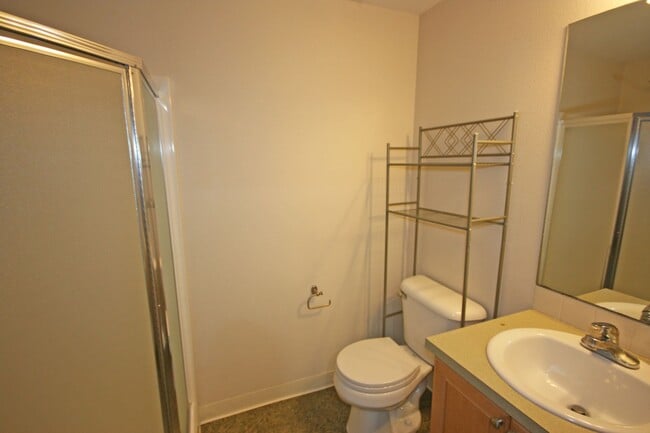 Building Photo - 3 bedroom 3.5 bath town home