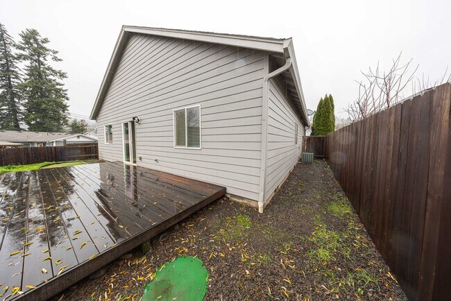 Building Photo - Three bedr. one level home in Washougal - Fenced yard