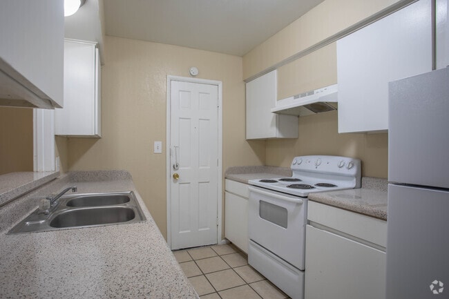 2 BR, 2 BA - 1,089 SF - Villa Chateau