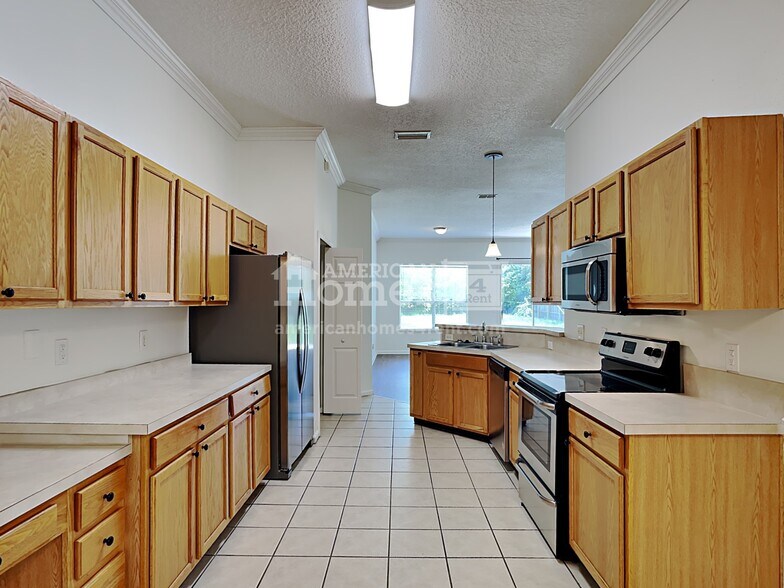 Building Photo - 224 N Lake Cunningham Ave