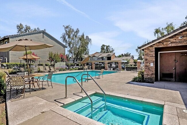 Building Photo - Modesto 2 Bedroom 2 Bath Condo "Parkview V...