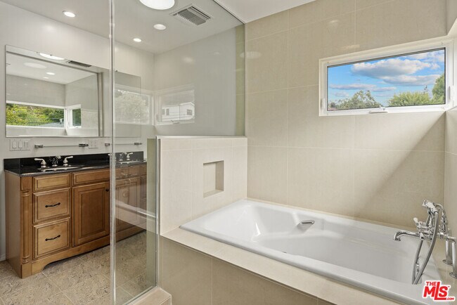 Building Photo - 907 Las Pulgas Rd