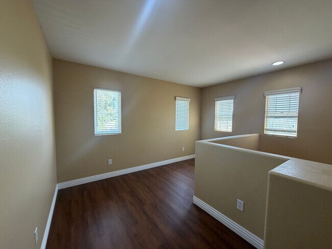 Building Photo - 1683 Falcon Peak St