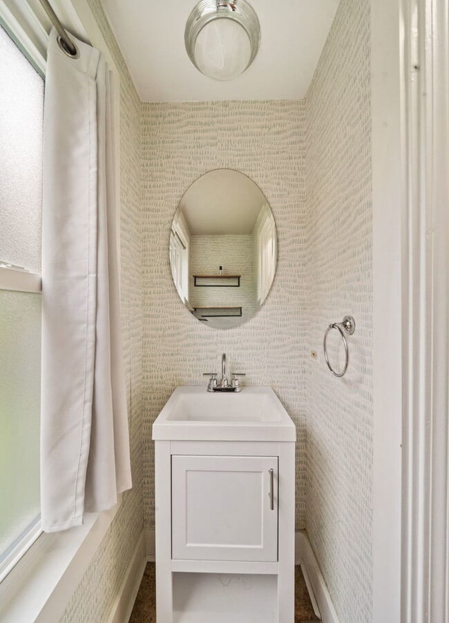 Building Photo - 122 E Crescent Ave