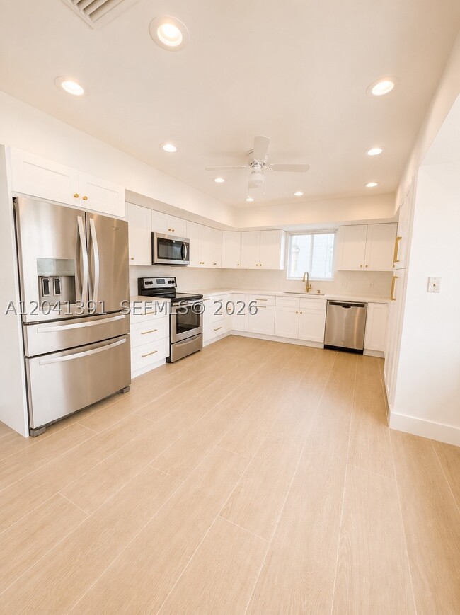 Building Photo - 13005 Zambrana St