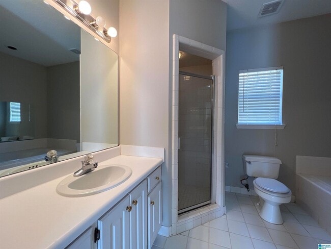 Building Photo - Beautifully Maintained 3BR Home with Extra Living Space