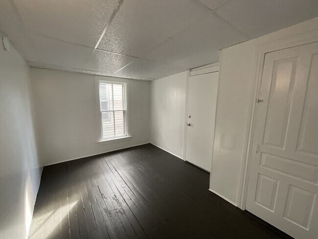 Building Photo - 712 W Mason Ave