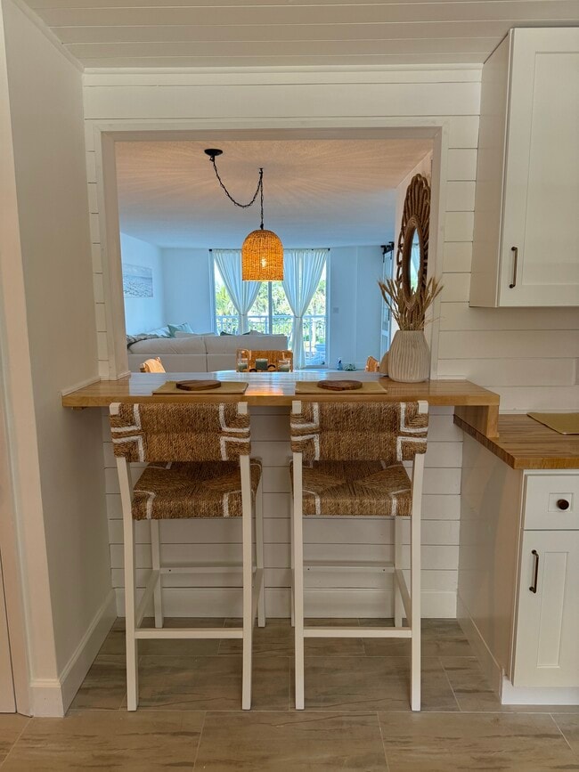 Building Photo - 1050 Hillsboro Mile