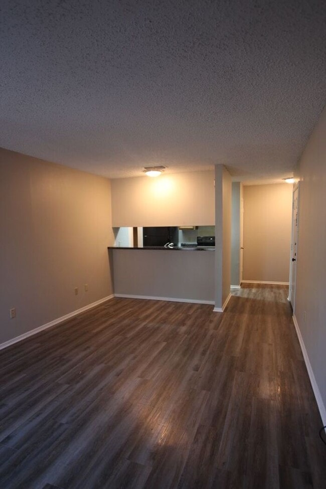 Building Photo - Coming Soon: 2 Bedroom, 1 Bathroom Downsta...