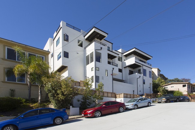 Building Photo - OPEN HOUSE: 1/31 10-11AM  4 Bed with 2 Car Garage & Washer/Dryer in Unit