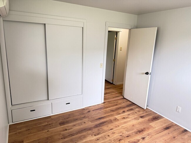 Building Photo - Huge 4 bedroom 2 bath house!