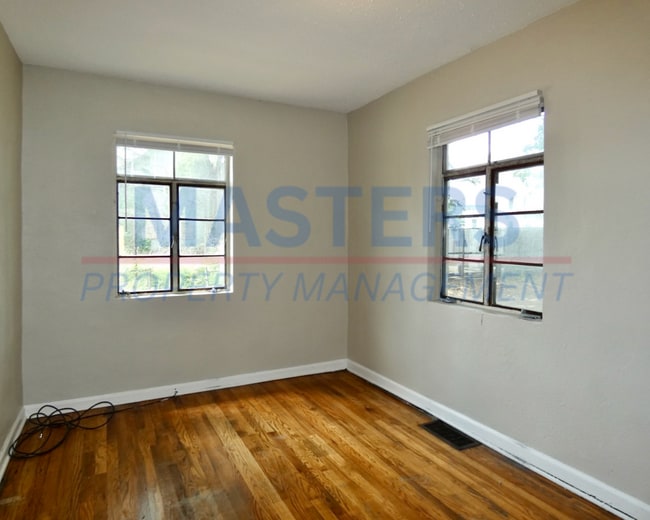 Building Photo - 2 Bed 1 Bath House