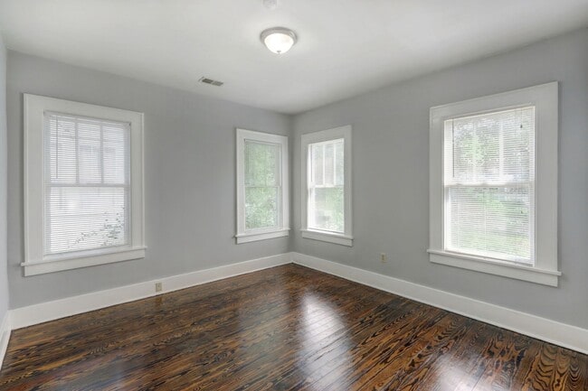 Building Photo - Large 3BR/2BA Downtown Home Walking Distan...