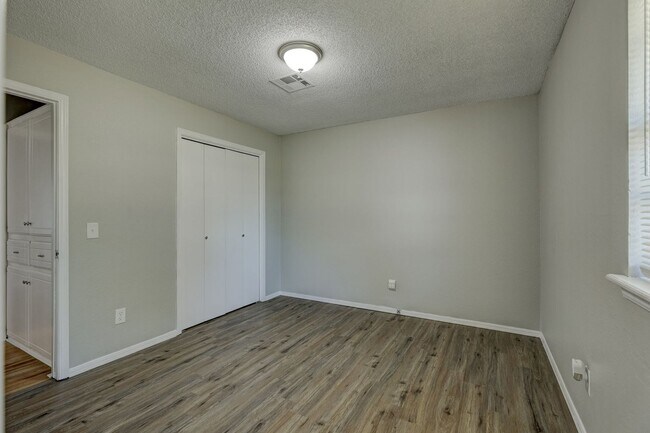 Building Photo - 15375 W Funston St