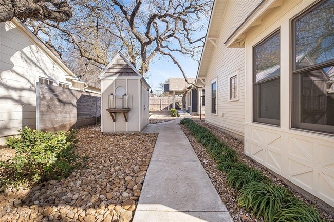 Building Photo - 2606 W 8th St