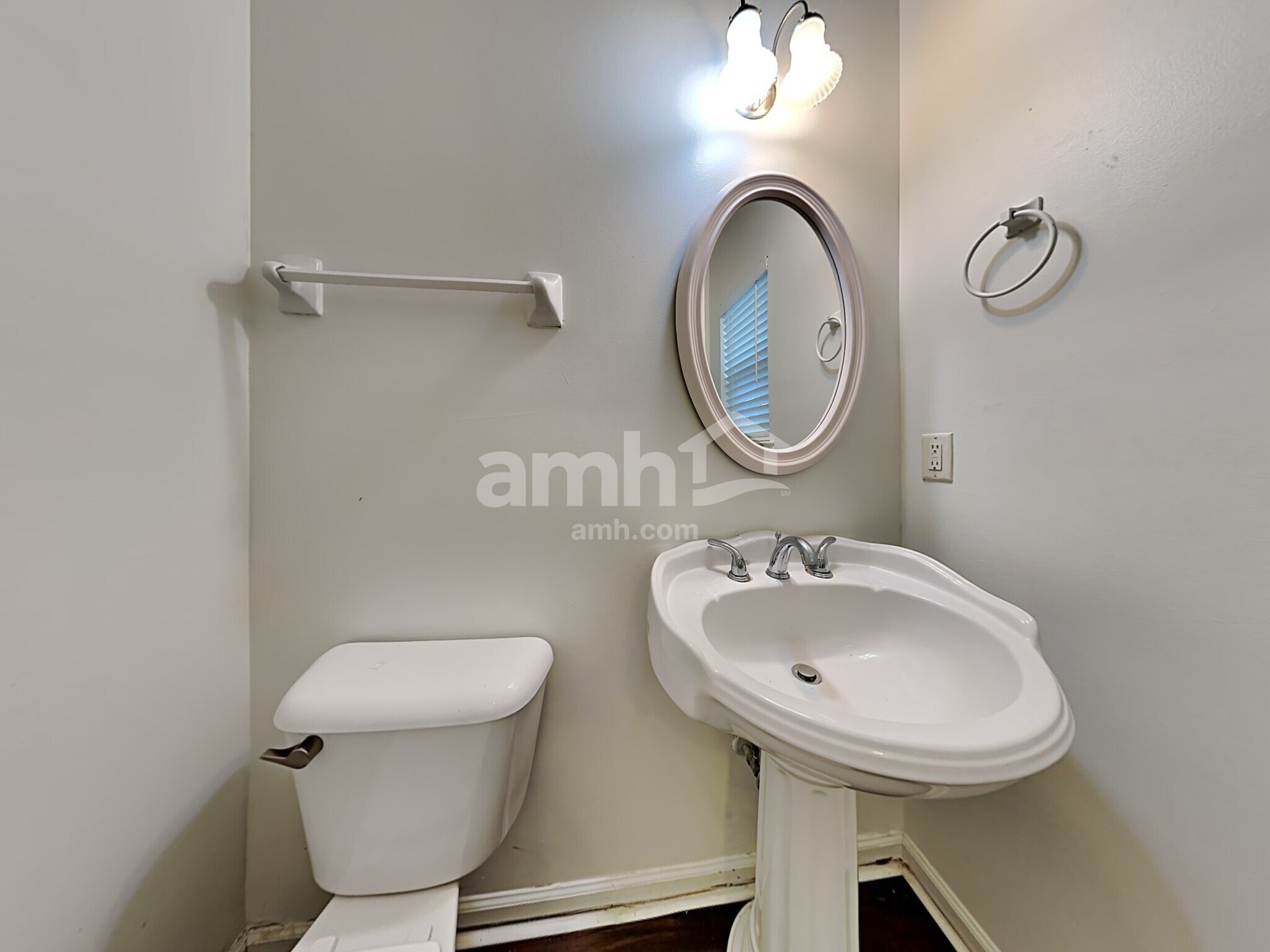 Building Photo - 1209 Lainster Dr SE