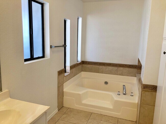 Building Photo - Spacious 2 Bedroom 2 Bath Home near River!