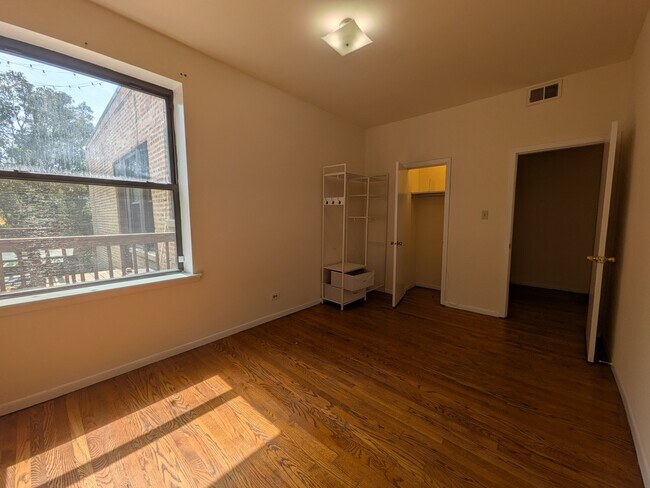 Building Photo - 3147 W Medill Ave