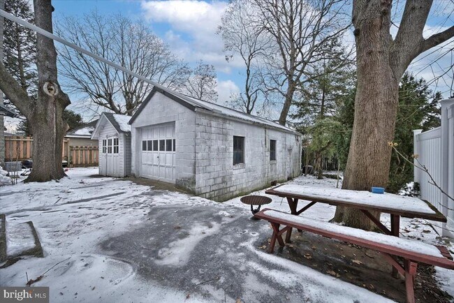 Building Photo - 413 W Louther St
