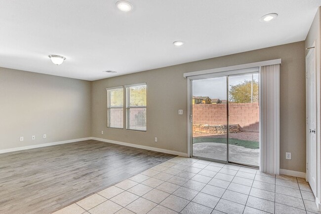 Building Photo - Spacious 3 bedroom home with large yard in...