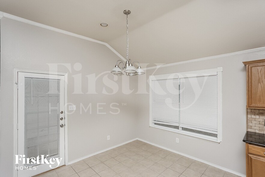 Building Photo - 1049 Castle Top Dr