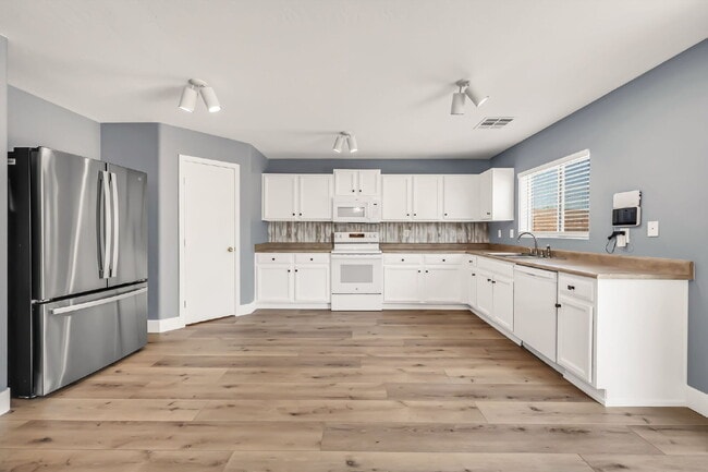 Building Photo - 2422 E Olivine Rd