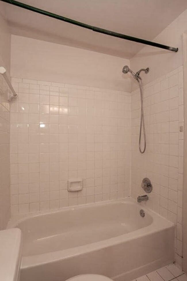 Building Photo - Fantastic 3br End-Unit Town Home in highly sought Silver Spring Neighborhood - Ready mid-June