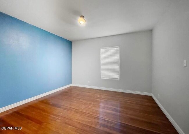 Building Photo - 1305 E Rio Grande Ave