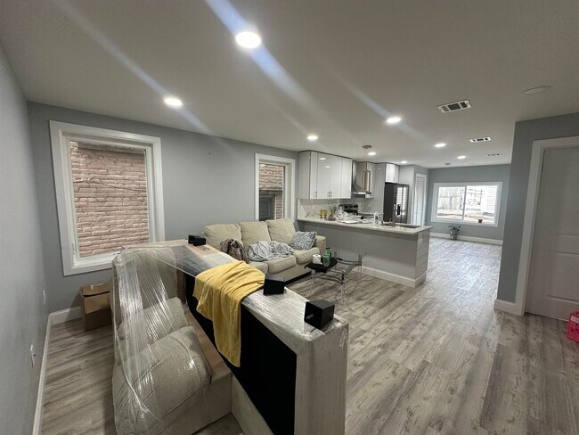 Building Photo - 514 43rd St